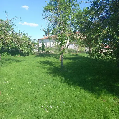 Holiday home Maison Charmante A Avec Jardin Et Piste De Petanque